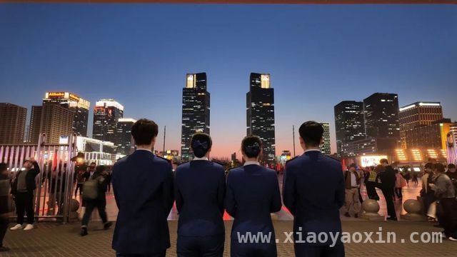 打卡郑州东站西广场，领略城市别样魅力，郑州东站西广场出圈，打卡攻略大揭秘
