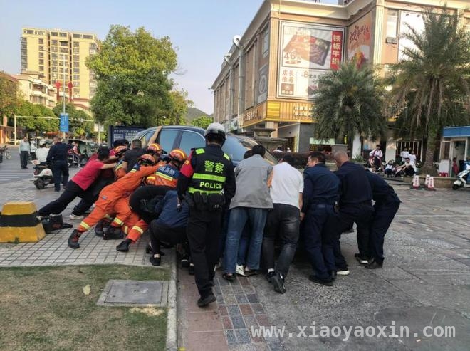 阳春东湖广场附近：10多人合力抬车开启“生命通道” 危急时刻！阳春群众与消防员抬近2吨汽车救女子