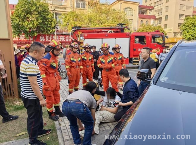 阳春东湖广场附近：10多人合力抬车开启“生命通道” 危急时刻！阳春群众与消防员抬近2吨汽车救女子