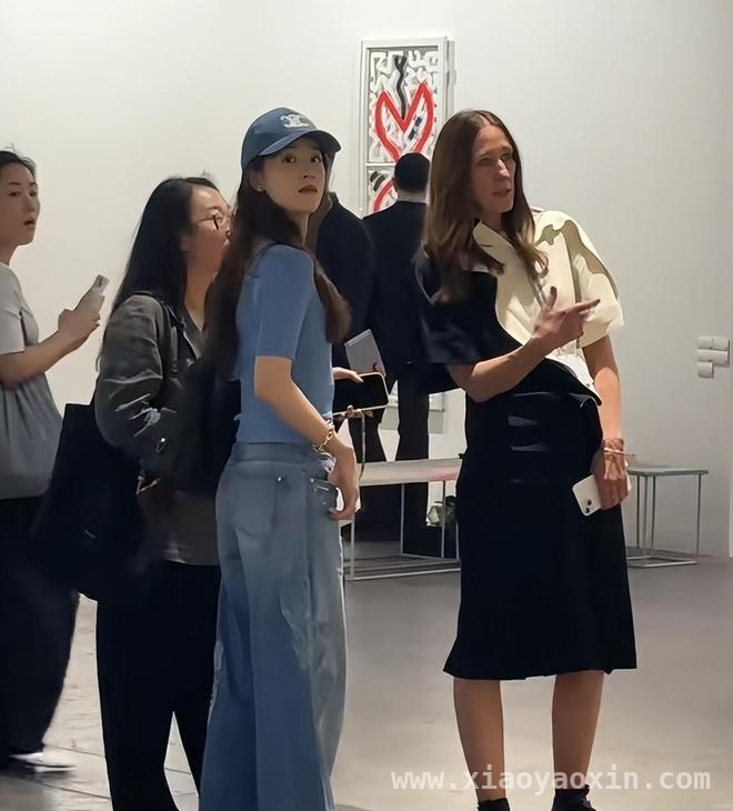 香港巴塞尔艺术展：名流云集，谁才是真正C位？，艺术展上的名流百态：真正的咖位源于内在积淀