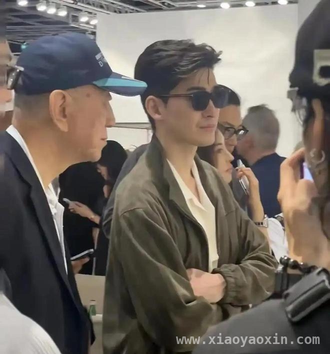 香港巴塞尔艺术展：名流云集，谁才是真正C位？，艺术展上的名流百态：真正的咖位源于内在积淀
