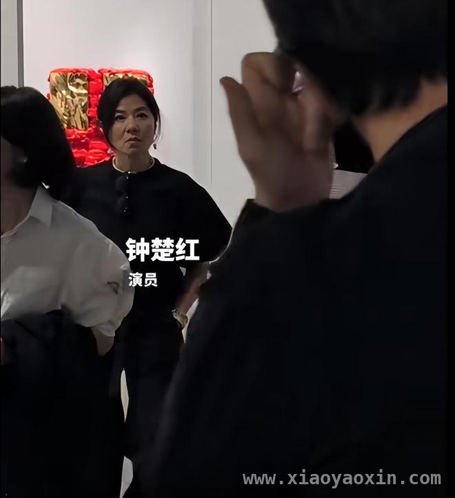 香港巴塞尔艺术展：名流云集，谁才是真正C位？，艺术展上的名流百态：真正的咖位源于内在积淀