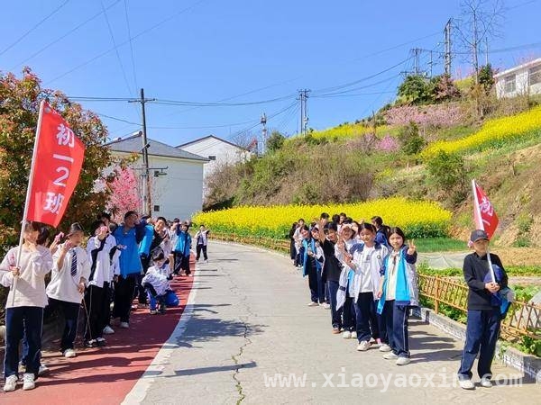 汉滨区流水中学室外写作课：为学生写作热情添柴加薪