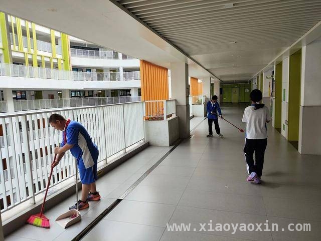 东部湾区实验学校雷锋月：用行动续写雷锋故事