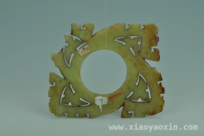 商朝“神鸟风车”黄玉牙璧：几何美学与神秘用途的交织 黄玉牙璧：从新石器到商朝的演变与未解之谜