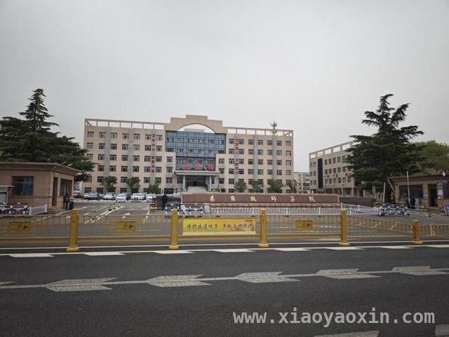 临退休被学院解聘，老教师盼相关部门重视权益保障 50岁老教师任教31年临退休被解聘，权益保障谁来守护？