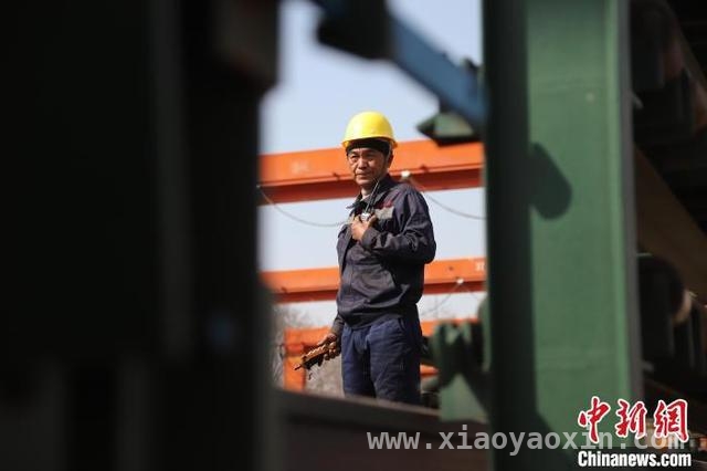 河口南基地出发，钢轨“镖师”为铁路安全保驾护航 500米长钢轨运输：兰州“镖师”的坚守与担当