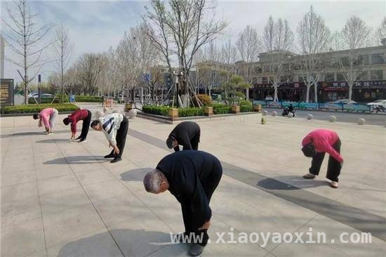 淄博正齐社区八段锦活动：春日里的健康之约，春日养生，淄博正齐社区户外八段锦活动热闹开场