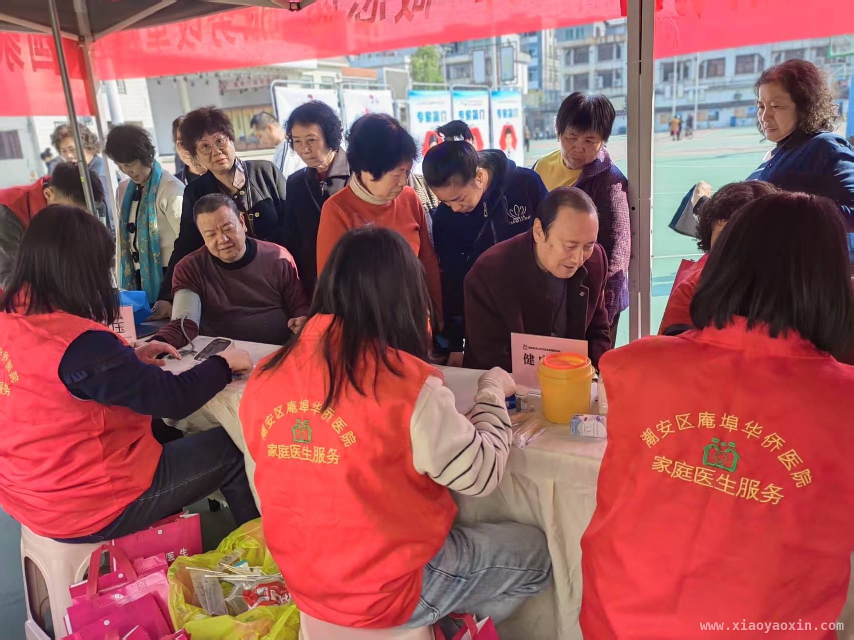 学雷锋活动在庵埠人民广场绽放光彩，助力健康潮安 庵埠多机构携手开展学雷锋活动，传递健康正能量