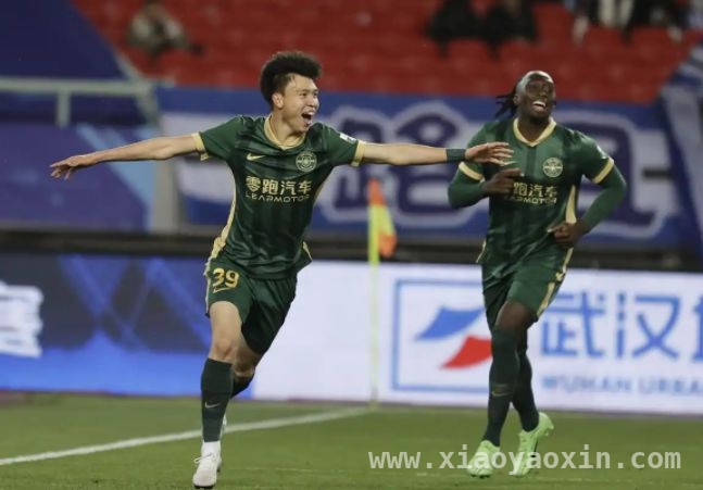 王钰栋一周刷爆社媒：年少得志，能否扛起国足大旗？ 18岁小将王钰栋：一周双线爆发，闪耀中国足坛！