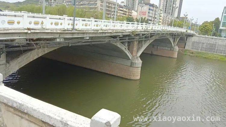 外卖员勇跃河中救人牺牲，家属悲痛欲绝