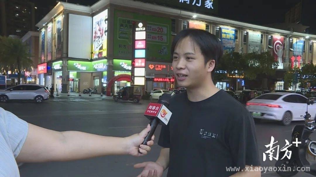 阳春暖心一幕：众人合力抬车救女孩，阳春热心救援：女孩被压车底众人伸援手
