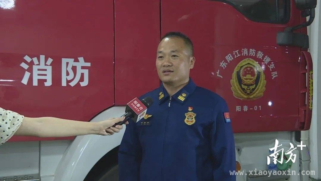 阳春暖心一幕：众人合力抬车救女孩，阳春热心救援：女孩被压车底众人伸援手