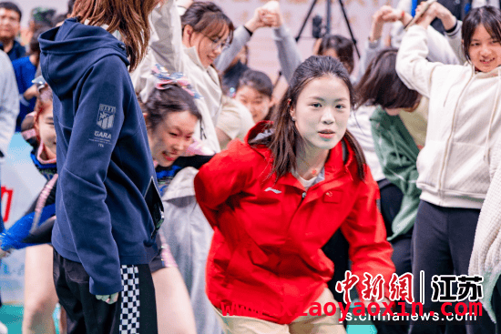 张雨霏等现身公益活动，为大学体育课添彩