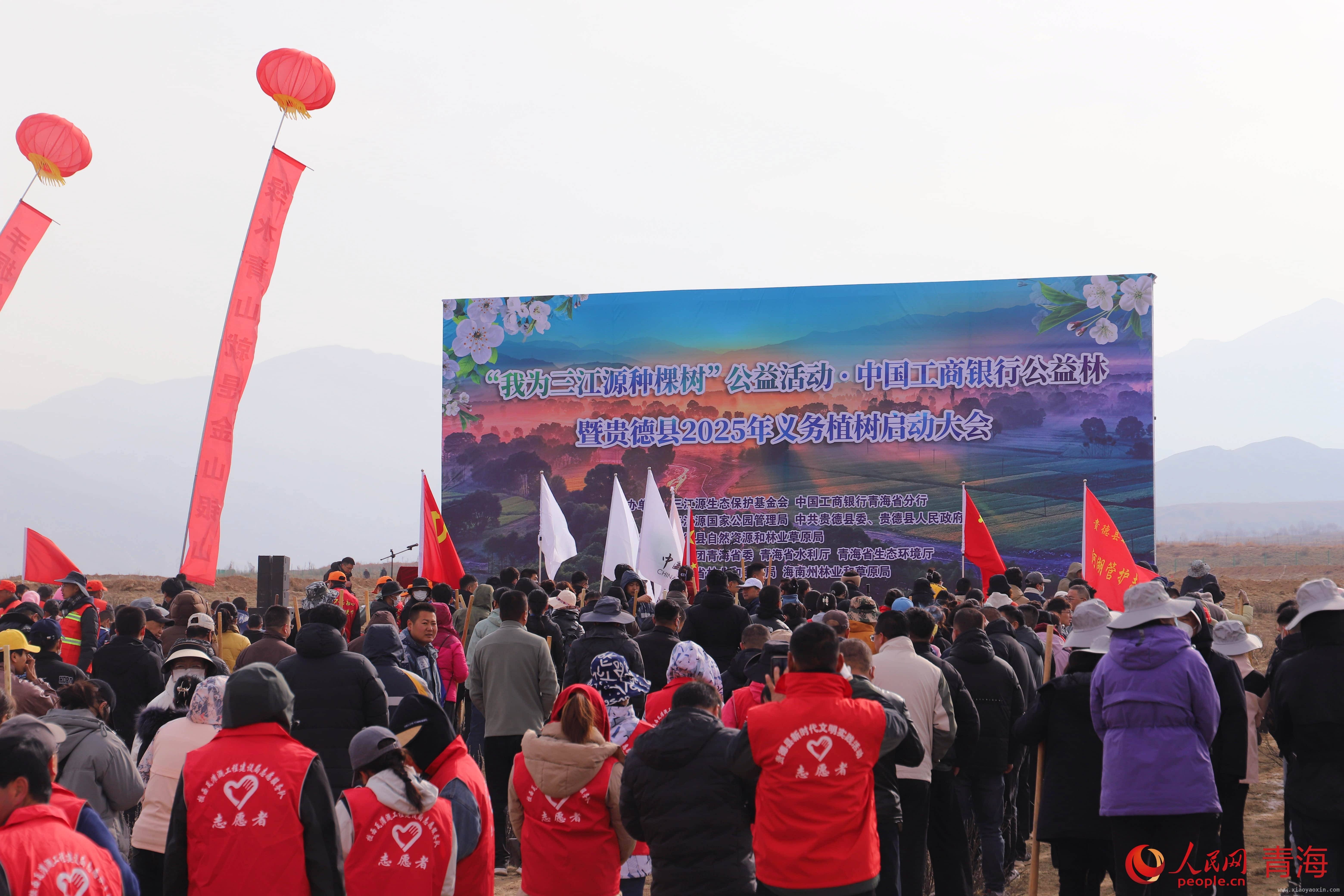 3月贵德：千余人挥锹植树，守护黄河上游生态家园，“金融+生态”模式绽放，贵德义务植树开启生态治理新篇
