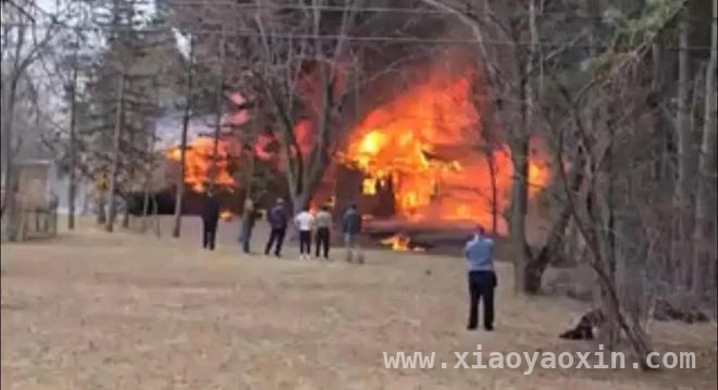 美国明尼苏达州布鲁克林帕克市：小型飞机坠毁引发房屋大火 惊！小型飞机美国明尼苏达州坠毁致房屋起火