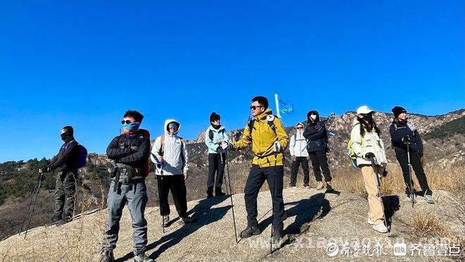 年轻人的户外新宠：徒步交友两不误 从“野路子”到千人俱乐部：户外徒步的魅力与风险