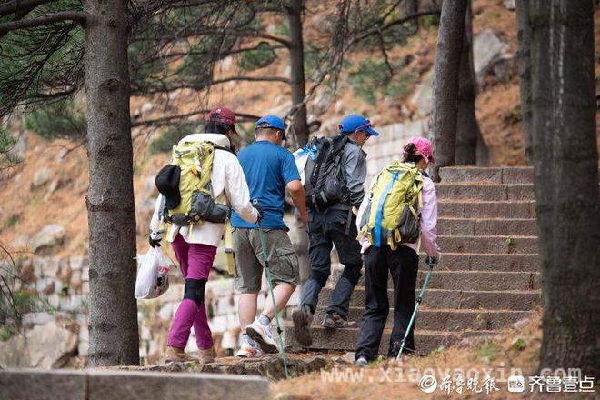 年轻人的户外新宠：徒步交友两不误 从“野路子”到千人俱乐部：户外徒步的魅力与风险