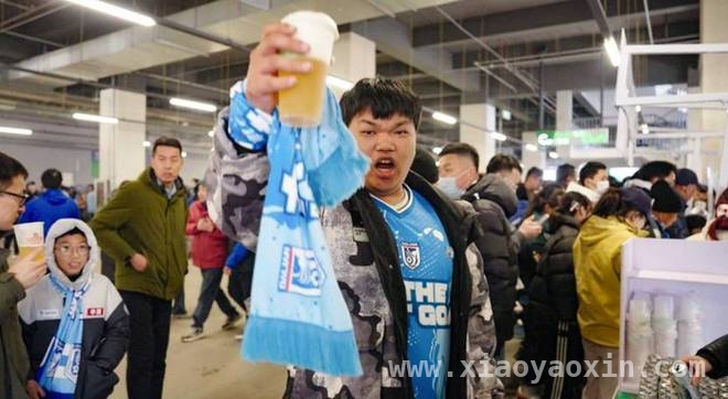中超赛场啤酒飘香，球迷畅享观赛新体验，2025中超：啤酒与足球碰撞出激情火花