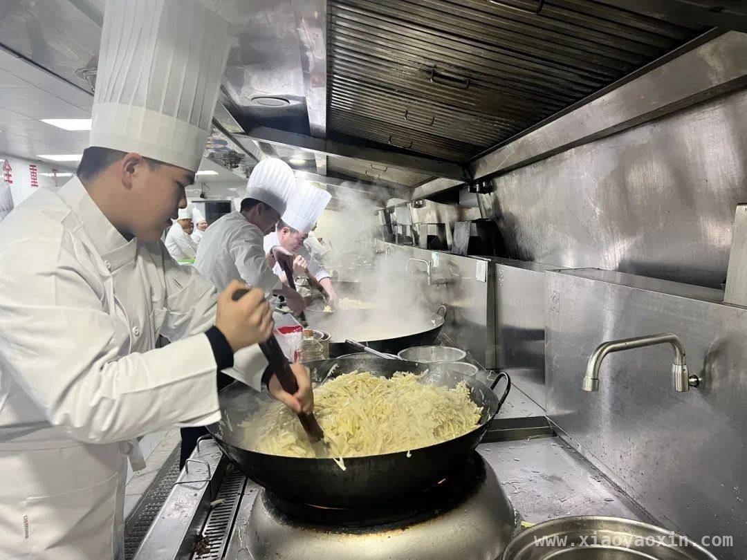 莲都卷饼飘香马拉松赛场，凝聚厨师公益匠心与跑者期待，丽水马拉松：一场美食与运动交织，莲都卷饼慰藉跑者乡愁