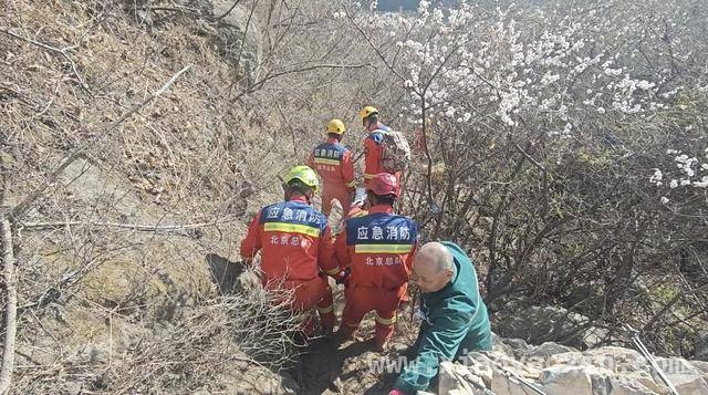 3月29日怀柔：61岁驴友受伤，消防医护接力救援 怀柔山上61岁驴友被落石砸伤，消防医护联手救援