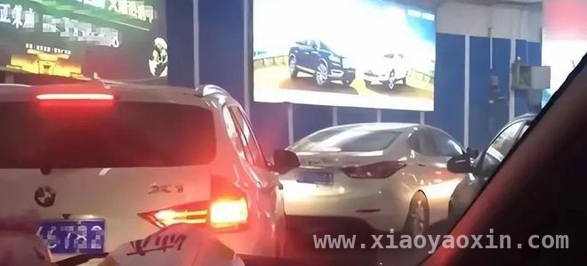 杭州车位霸占事件：物业失职与业主冲动的碰撞 车位被占36小时，杭州女子堵车库引小区风波