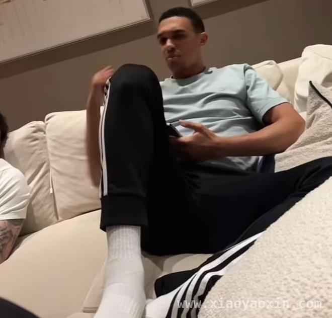 萨拉赫动态暗藏玄机，阿诺德皇马转会传闻再掀波澜 萨拉赫视频引猜测：阿诺德留队还是转投皇马？