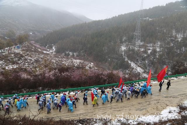 30年坚守！百里徒步，让红色精神在少年心中扎根 30年风雨无阻：百里徒步祭奠先烈，奏响青春的红色乐章