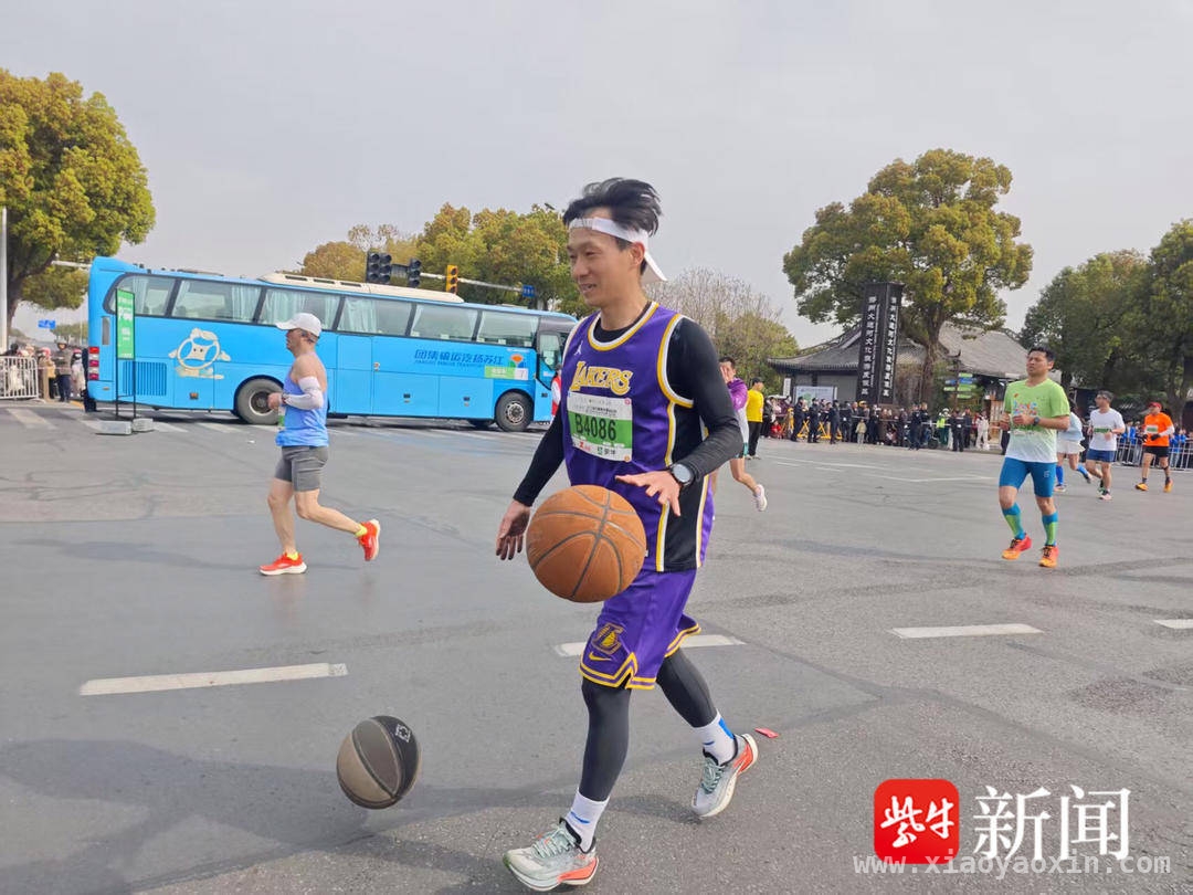 赵万清：在扬州半马赛道上拍着篮球跑出健康快乐，扬州半马“篮球哥”：用篮球与奔跑书写运动传奇