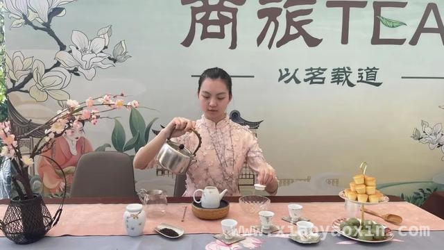 从银发茶友到都市白领，“博雅茶韵”社团用茶续写文化传承故事，“博雅茶韵”社团快闪茶席，串联不同代际春日茶香时光