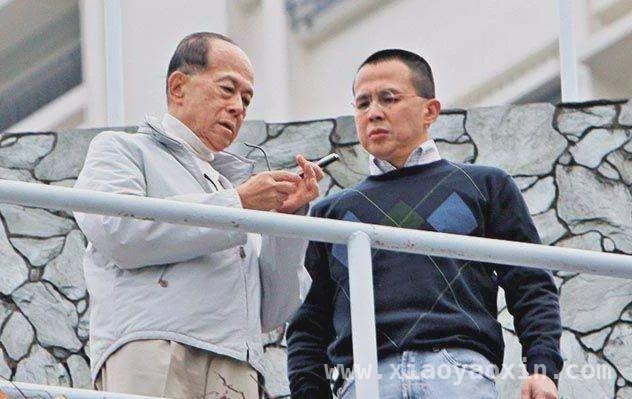 李嘉诚“卖港”：百岁商人的权衡与算计，李嘉诚“卖港”风波：舆论重压下的沉默谜团
