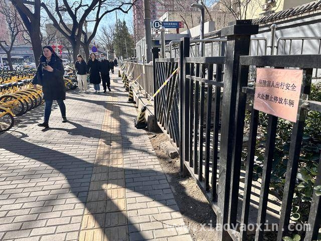 蒲黄榆地铁站盲道曾被占，如今多方治理视障学生上学路畅通，社区街道齐发力，蒲黄榆地铁站盲道重归畅通护视障学生出行