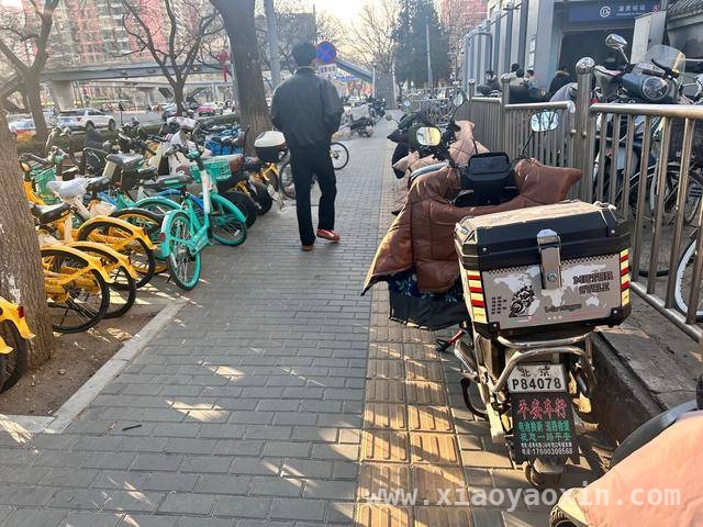 蒲黄榆地铁站盲道曾被占，如今多方治理视障学生上学路畅通，社区街道齐发力，蒲黄榆地铁站盲道重归畅通护视障学生出行