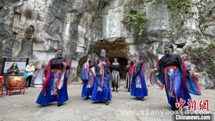 踏歌桂林叠彩山，共赴三月三民俗盛宴，广西桂林叠彩山：三月三奏响传统与潮流的民俗乐章