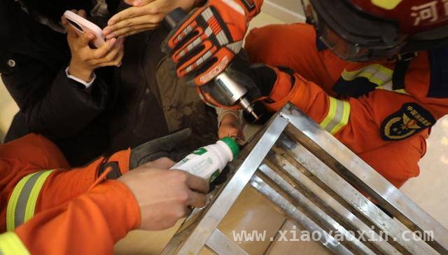 洛阳汝阳：四岁男童手指卡电梯，消防五分钟救援成功，洛阳汝阳：小孩手指卡电梯，消防暖心救援守护安全