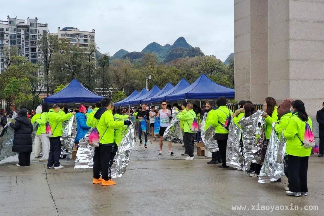 连南半程马拉松：志愿者服务成赛场暖心亮色，奔跑瑶山间，“瑶山志愿红”照亮连南半马之路