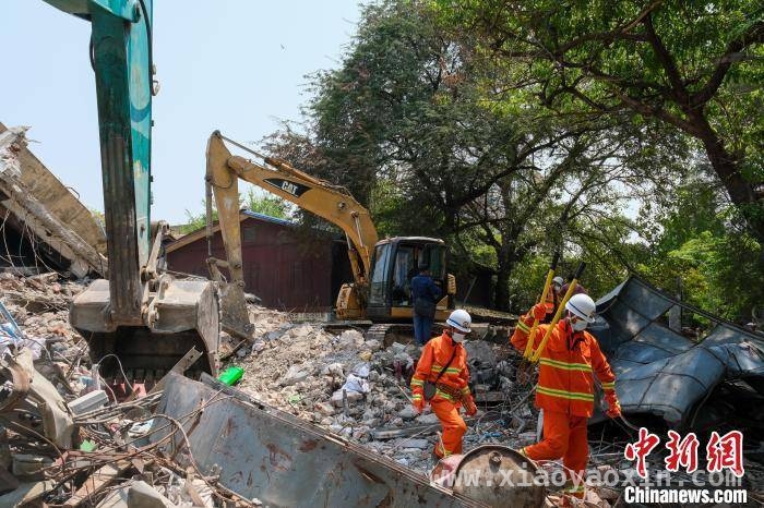 直击缅甸曼德勒地震重灾区：满目疮痍，救援暖心前行 香港救援队曼德勒救援：收获老婆婆佛牌感恩