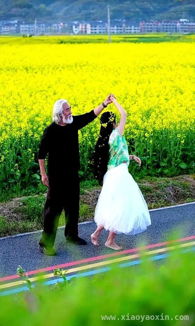 当72岁张纪中遇上小31岁孕妻，油菜花田浪漫背后争议不断 惊爆！张纪中带小娇妻油菜花田拍大片跳华尔兹引热议