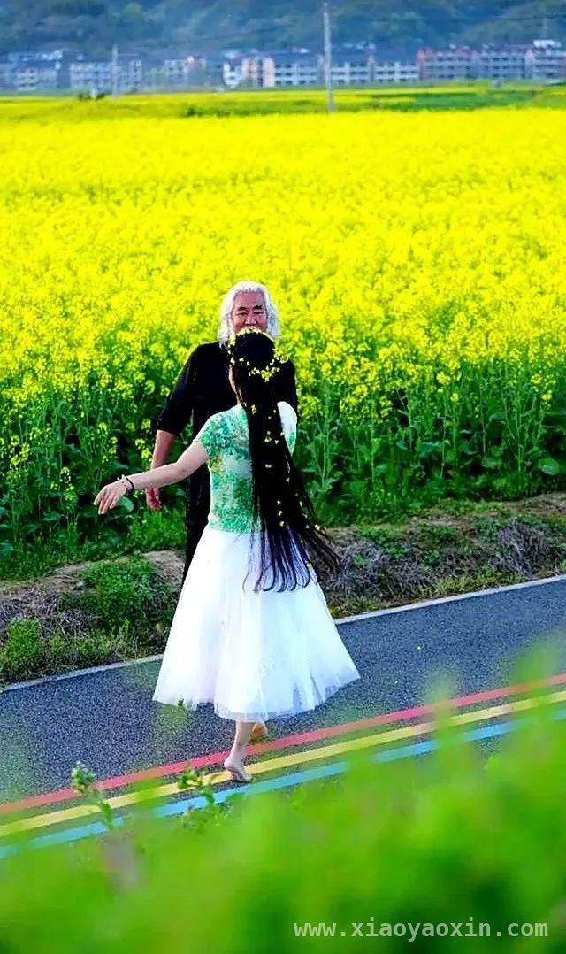 当72岁张纪中遇上小31岁孕妻，油菜花田浪漫背后争议不断 惊爆！张纪中带小娇妻油菜花田拍大片跳华尔兹引热议