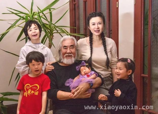 当72岁张纪中遇上小31岁孕妻，油菜花田浪漫背后争议不断 惊爆！张纪中带小娇妻油菜花田拍大片跳华尔兹引热议