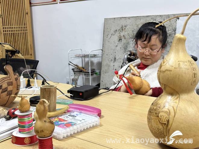 轮椅诗人李麦冬：葫芦烙画与诗歌里的生活华章，从轮椅女孩到生活强者：李麦冬的逐梦之旅