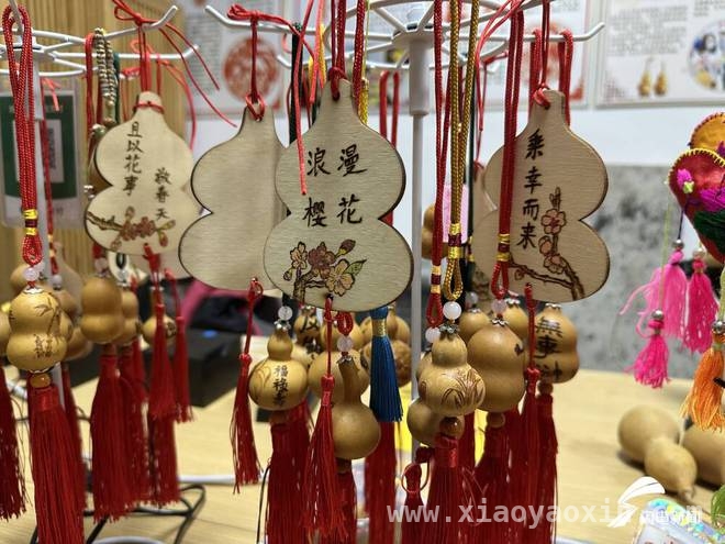 轮椅诗人李麦冬：葫芦烙画与诗歌里的生活华章，从轮椅女孩到生活强者：李麦冬的逐梦之旅