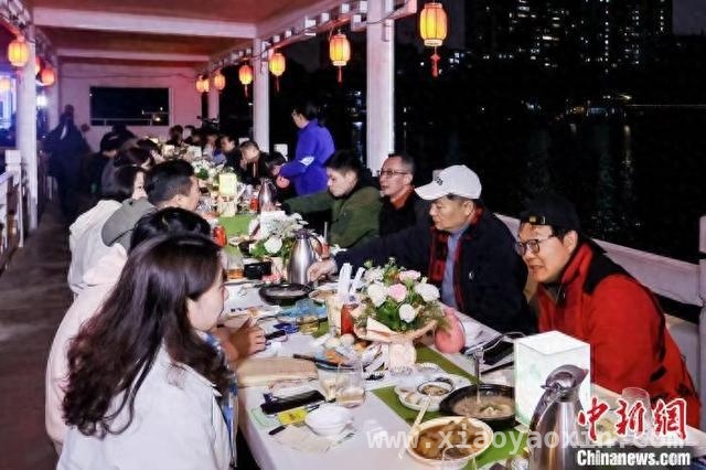 广州泮塘长桌宴：“荔湖春水”重构西关滋味，再现古代饮宴盛景，泮塘长桌宴亮相荔湾湖，重现祓禊场景与岭南美食盛宴