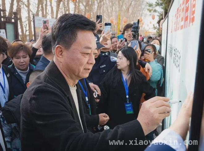 朱军获“防沙治沙公益大使”称号，民勤防沙再添新力量，朱军现身民勤，为防沙治沙添绿助力