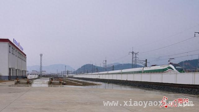 “最美进藏天路”：橙色工装团队的坚守与担当，海拔3300米！钢铁天路背后的守护者故事