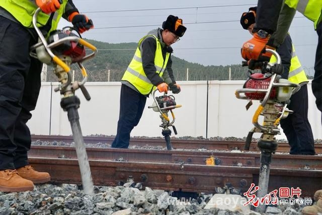“最美进藏天路”：橙色工装团队的坚守与担当，海拔3300米！钢铁天路背后的守护者故事