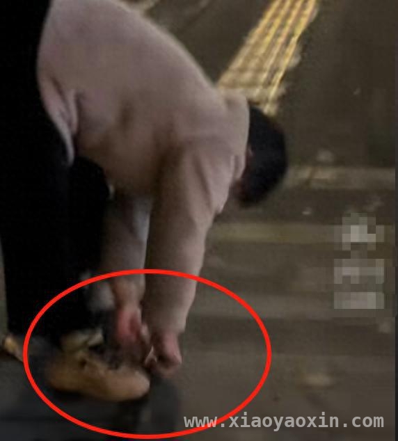 从大妈撬盲道到大爷偷工地，贪小便宜吃大亏何时休？，盲道危机：大妈撬条引深思，贪小便宜终酿大祸