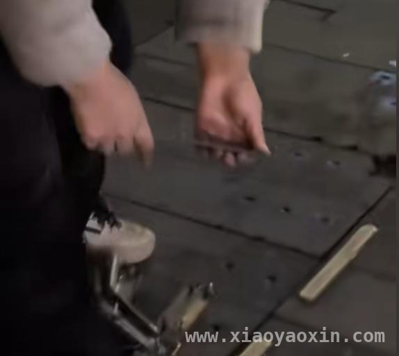 从大妈撬盲道到大爷偷工地，贪小便宜吃大亏何时休？，盲道危机：大妈撬条引深思，贪小便宜终酿大祸