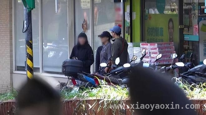 彭于晏遛狗被拍，和家人的相处太有爱啦！ 彭于晏全家出动遛狗，温馨画面太治愈！
