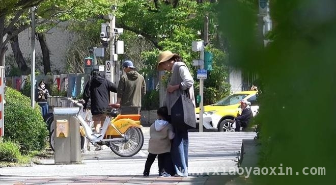 彭于晏遛狗被拍，和家人的相处太有爱啦！ 彭于晏全家出动遛狗，温馨画面太治愈！